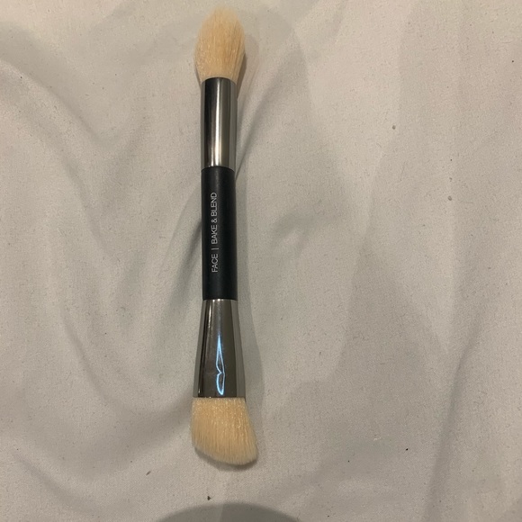Huda Beauty Dual Complexion Brush - Picture 3 of 3